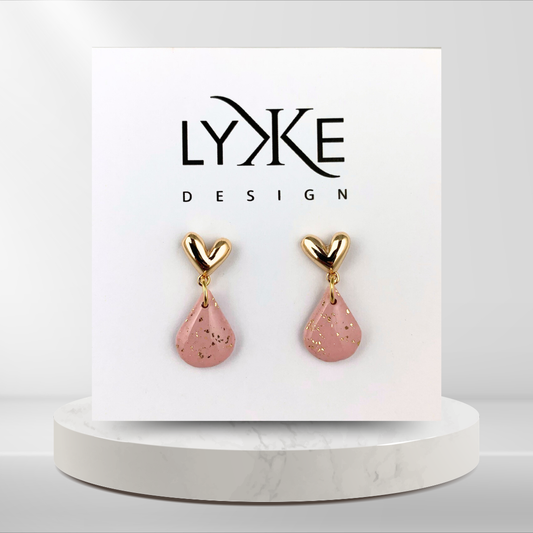 Gullfargede hjerte-øredobber med rosa dråpe