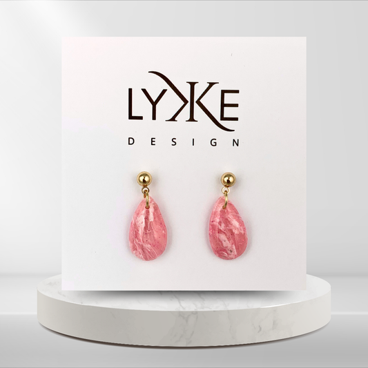 🌸 Kystrose - Lette håndlagde øredobber med rosa dråpe